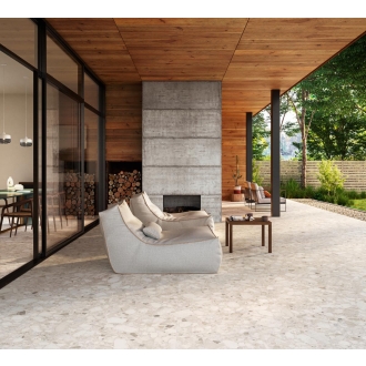 Fliese Sant Agostino Venistone in der Farbe Ivory verlegt auf einer Terrassentür