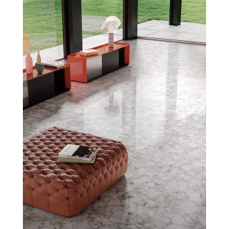 Fliese Sant Agostino Venistone in der Farbe Pearl verlegt unter einem Sessel