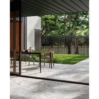 Fliese Sant Agostino Venistone in der Farbe Pearl verlegt an einer Terrassentür