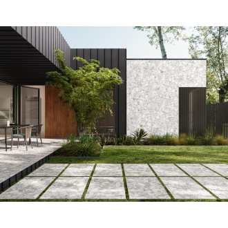 Terrassenplatte Sant Agostino Venistone in der Farbe Pearl verlegt auf einer Terrasse