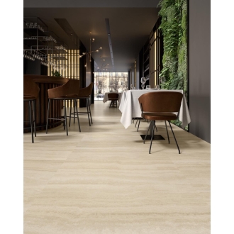 Fliese Sant Agostino Via Appia in der Farbe Beige Vein verlegt unter Restauranttischen