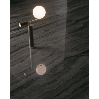 Fliese Sant Agostino Via Appia in der Farbe Dark Vein verlegt unter einer Lampe