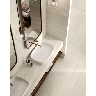 Fliese Sant Agostino Via Appia in der Farbe Ivory Vein verlegt an einem Waschbecken