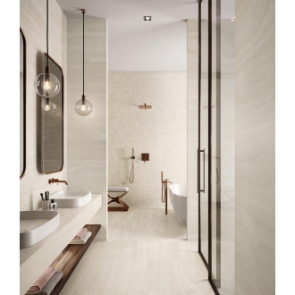 Fliese Sant Agostino Via Appia in der Farbe Ivory Vein verlegt in einem Badezimmer