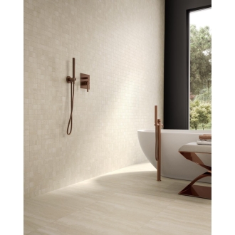 Fliese Sant Agostino Via Appia in der Farbe Ivory Vein verlegt in einer Dusche