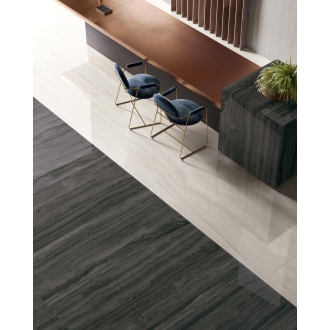 Fliese Sant Agostino Via Appia in der Farbe White Vein verlegt unter einem Schreibtisch