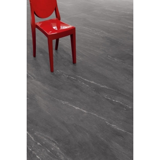 Fliese Sant Agostino Waystone in der Farbe Dark verlegt unter einem roten Stuhl