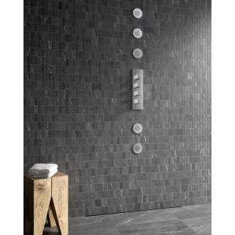 Fliese Sant Agostino Waystone in der Farbe Dark verlegt in einer Dusche