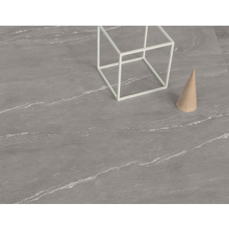 Fliese Sant Agostino Waystone in der Farbe Grey verlegt unter einem Würfel