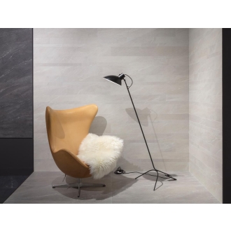 Fliese Sant Agostino Waystone in der Farbe Pearl verlegt hinter einem Sessel