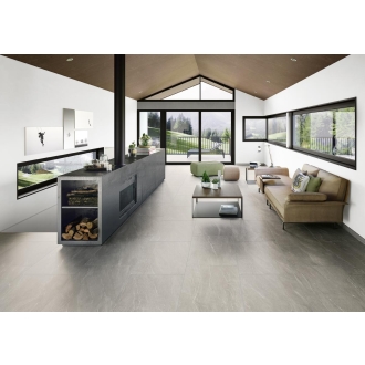 Fliese Sant Agostino Waystone in der Farbe Pearl verlegt in einem Wohnzimmer