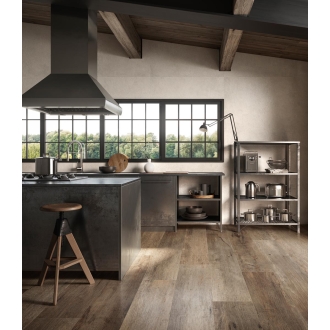 Fliese Sant Agostino Yorkwood in der Farbe Brown verlegt in einer Küche