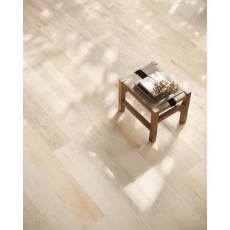 Fliese Sant Agostino Yorkwood in der Farbe Honey verlegt unter einem Hocker