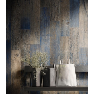 Fliese Sant Agostino Yorkwood in der Farbe Navy verlegt hinter einer Bank