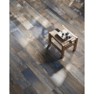 Fliese Sant Agostino Yorkwood in der Farbe Navy verlegt unter einem Hocker