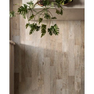 Fliese Sant Agostino Yorkwood in der Farbe Walnut verlegt unter einer Ablage mit Pflanzen