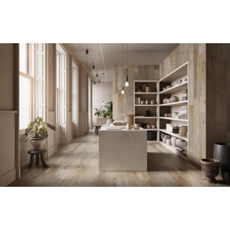 Fliese Sant Agostino Yorkwood in der Farbe Walnut verlegt in einem Geschäft